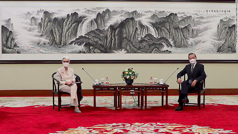Thứ trưởng Ngoại giao Mỹ Wendy Sherman (trái) trong cuộc gặp Ngoại trưởng Trung Quốc Vương Nghị tại Thiên Tân ngày 26/7. (Ảnh: CNN)