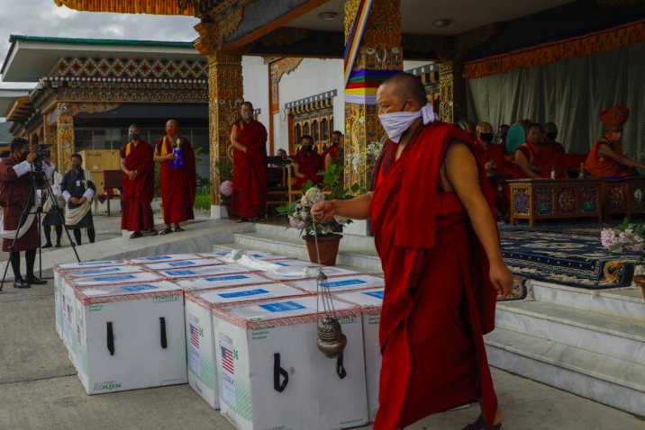 Một sư thầy làm lễ cúng khi 500.000 liều vắc-xin Moderna được chuyển về Bhutan qua COVAX ngày 12/7. (Ảnh: AP)
