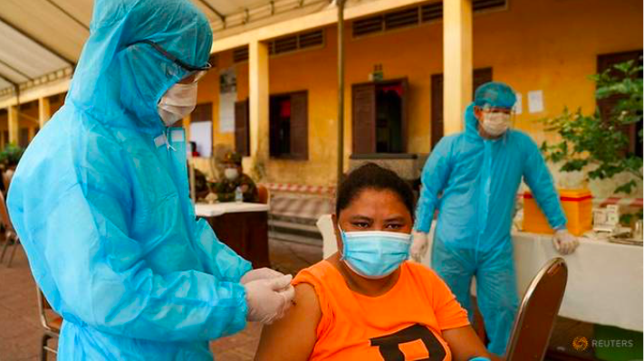 Một người dân ở Phnom Penh, Campuchia, được tiêm vắc-xin ngày 1/5. (Ảnh: Reuters)