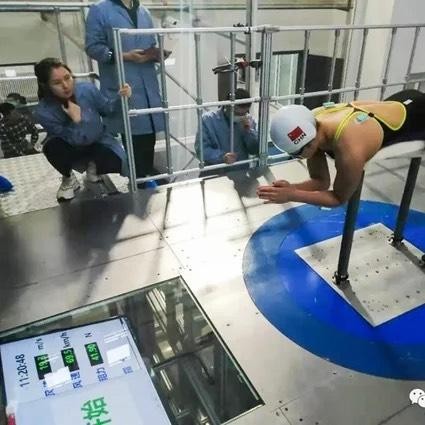 Một vận động viên bơi lội Trung Quốc đang được huẩn luyện