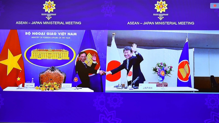 Bộ trưởng Ngoại giao Bùi Thanh Sơn và Bộ trưởng Ngoại giao Nhật Bản Motegi Toshimitsu đồng chủ trì Hội nghị trực tuyến Bộ trưởng Ngoại giao ASEAN - Nhật Bản ngày 3/8. (Ảnh: Mofa)