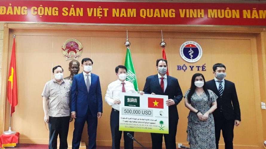 Lễ trao tặng tượng trưng số vật tư y tế trị giá 500.000 USD Ả-rập Xê-út hỗ trợ Việt Nam. (Ảnh: Mofa)