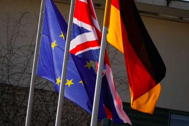 Quốc kỳ của Anh, Đức và EU. (Ảnh: Reuters)