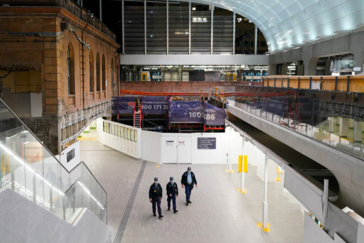 Cảnh sát đi tuần trong nhà ga trung tâm ở Sydney trong đợt phong toả đang được áp dụng. (Ảnh: Reuters)