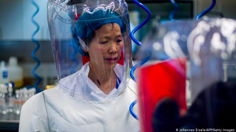 Một nhà khoa học công tác tại Viện Virus học Vũ Hán. (Ảnh: Getty Images)