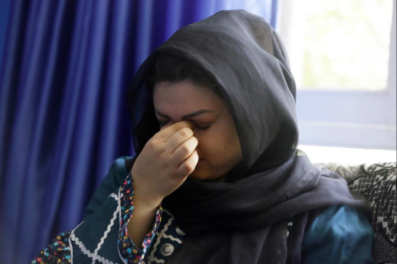 Zahra đau khổ khi nghĩ về việc sẽ phải sống dưới quyền quản lý của Taliban. (Ảnh: AP)