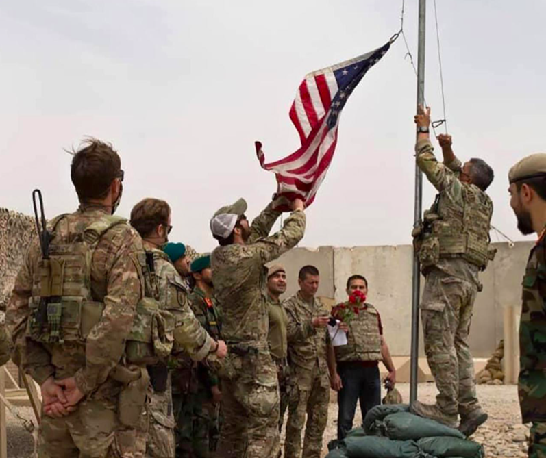 Cờ Mỹ được hạ xuống trong lễ chuyển giao ở trại Anthonic, miền nam Afghanistan, ngày 2/5/2021. (Ảnh: AP)