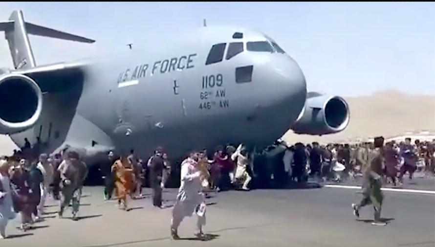 Chiếc trực thăng vận tải Mỹ bị nhiều người dân vây quanh trên sân bay Kabul ngày 16/8