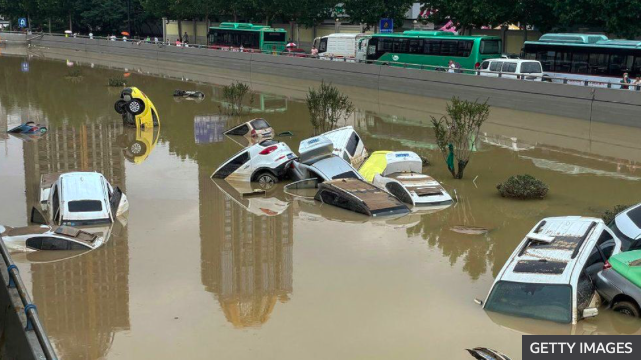 Xe cộ ngổn ngang trong trận lũ lụt nghiêm trọng ở TP Trịnh Châu hồi tháng 7. 