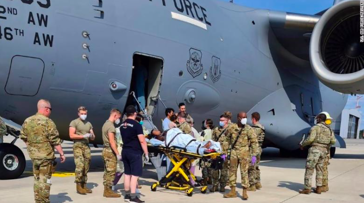 Sản phụ được đưa ra khỏi chiếc máy bay vận tải C-17 ngày 21/8. (Ảnh: Không quân Mỹ)