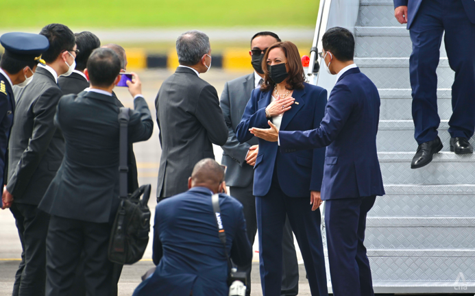 Phó Tổng thống Mỹ Kamala Harris được chào đón khi đến căn cứ không quân Paya Lebar. (Ảnh: CNA)