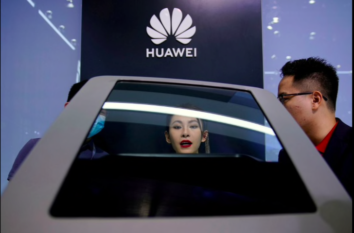 Một màn hình của Huawei tại triển lãm ô-tô Thượng Hải hồi tháng 4/2021. (Ảnh: Reuters)