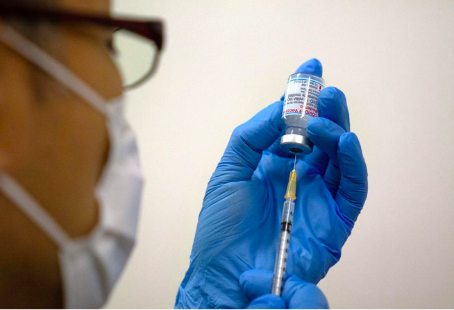 Y tá chuẩn bị mũi tiêm vắc-xin COVID-19 ở Tokyo ngày 24/5. (Ảnh: Reuters)