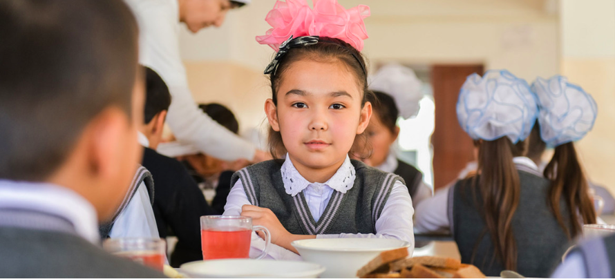 Một học sinh 9 tuổi trong lớp học ở Kazakhstan. (Ảnh: Reuters)