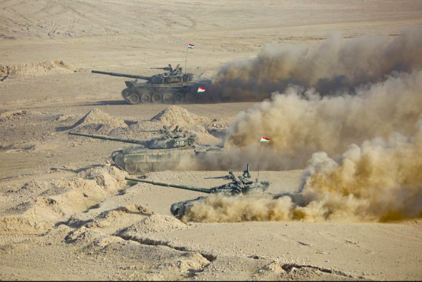 Các xe tăng tham gia cuộc tập trận chung của Nga,Uzbekistan và Tajikistan ở khu vực giáp biên giới Afghanistan hôm 10/8. (Ảnh: AP)