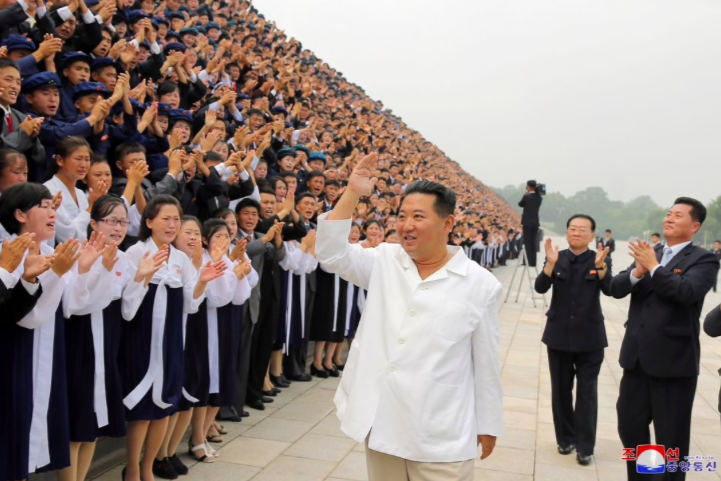 Ông Kim Jong Un vẫy tay khi tham gia chụp ảnh chung trong Ngày Thanh Niên ở Bình Nhưỡng. (Ảnh: KNCA)