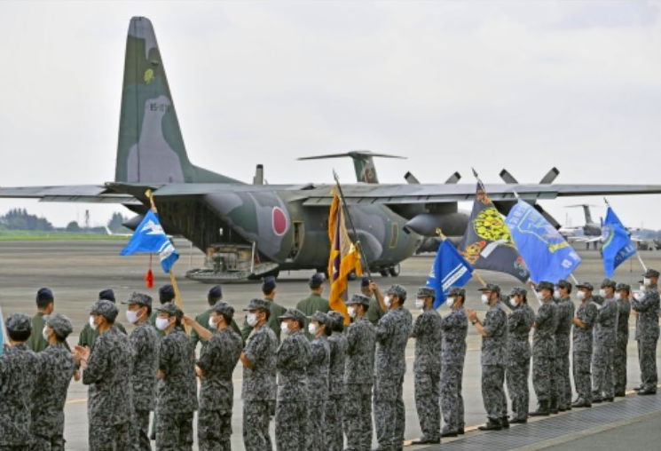 Chiếc máy bay vận tải quân sự của Nhật trước khi lên đường đến Afghanistan. (Ảnh: Kyodo)