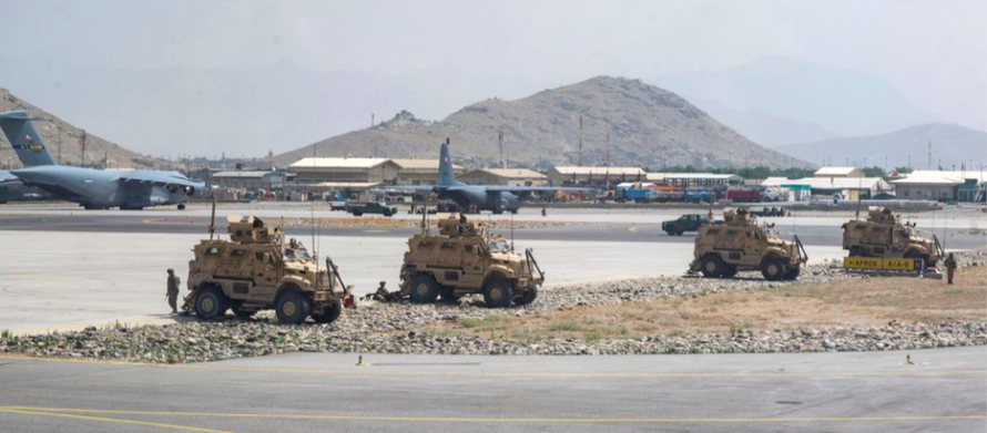 Lực lượng Mỹ khi đang bảo vệ sân bay Kabul ngày 17/8. (Ảnh: Reuters0