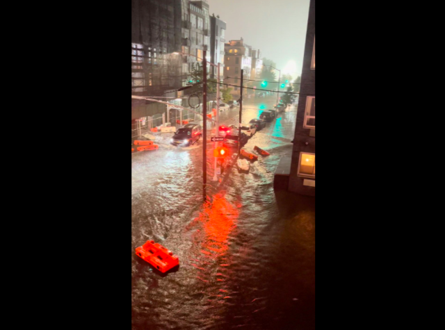 Cảnh tượng lụt lội trên đường phố New York ngày 1/9. (Ảnh: Reuters)