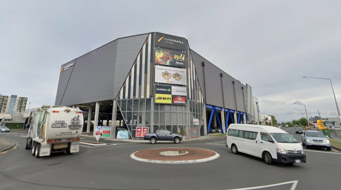 Trước siêu thị New Lynn ở Auckland. (Ảnh: Reuters)