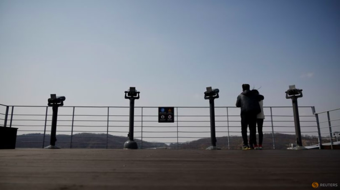 Một cặp đôi đứng trên đài quan sát về phía Triều Tiên tại Paju, Hàn Quốc, ngày 24/3. (Ảnh: Reuters)