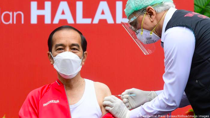 Tổng thống Indonesia trong lần tiêm vắc-xin COVID-19