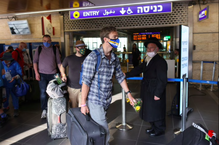 Du khách đến sân bay Ben Gurion của Israel hồi tháng 5. (Ảnh: Reuters)