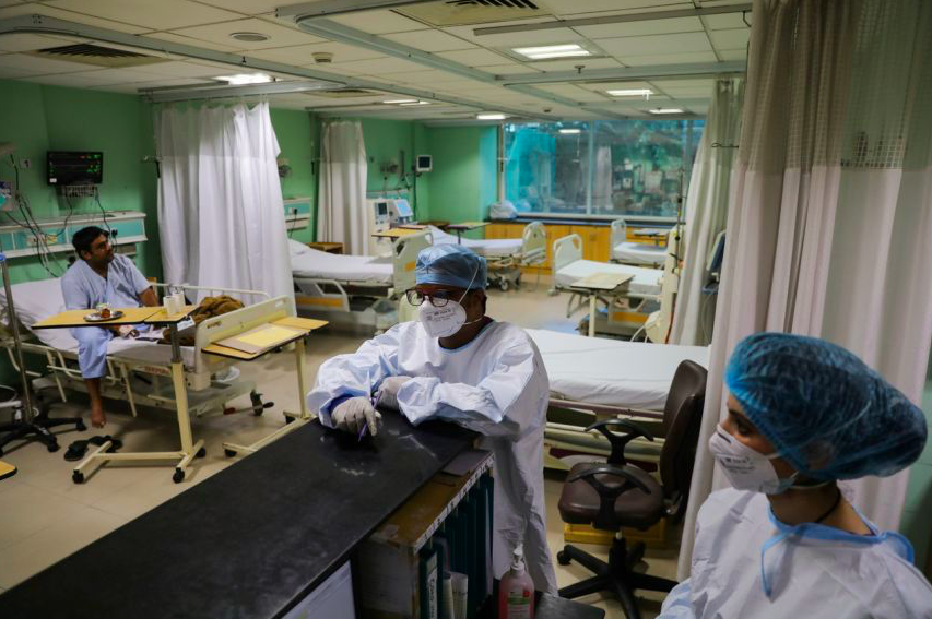 Trong một bệnh viện điều trị cho bệnh nhân COVID-19 ở Ấn Độ. (Ảnh: Reuters)