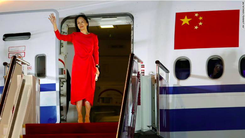 Bà Mạnh Vãn Châu khi đáp xuống sân bay Bảo An Thâm Quyến ngày 26/9. (Ảnh: CNN)