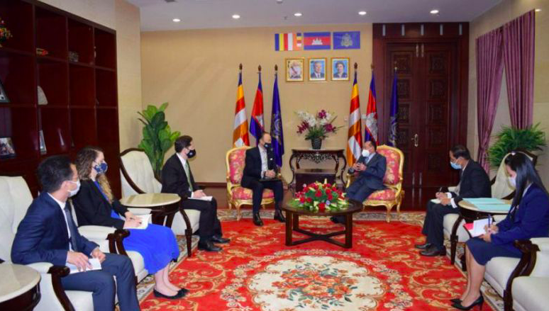 Phó Thủ tướng Campuchia Hor Namhong trong cuộc tiếp Đại sứ Úc ngày 1/10. (Ảnh: Phnom Penh Post)