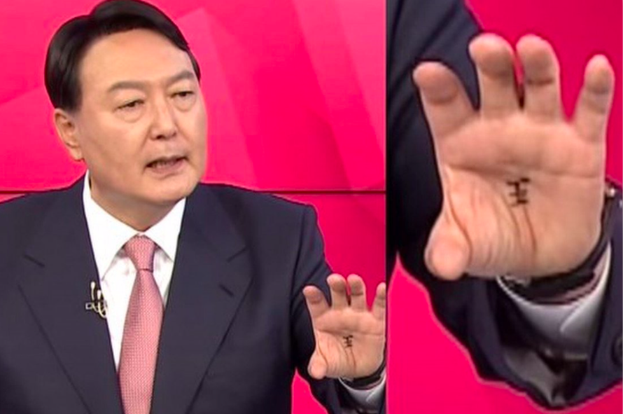 Ứng viên Yoon Seok-youl có chữ "vương" trong lòng bàn tay trái khi ông tham gia phiên tranh luận trên truyền hình gần đây. 