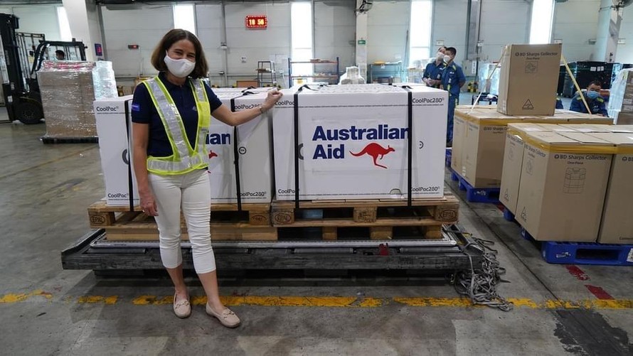 Đại sứ Úc Robyn Mudie tiếp nhận 300.000 liều vắc-xin tại cảng hàng không Nội Bài, Hà Nội ngày 30/9. (Ảnh: ĐSQ Úc)