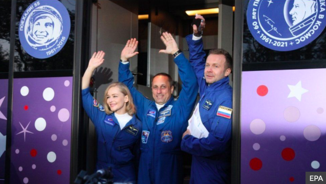 Đoàn làm phim của Nga trên ISS. (Ảnh: EPA)