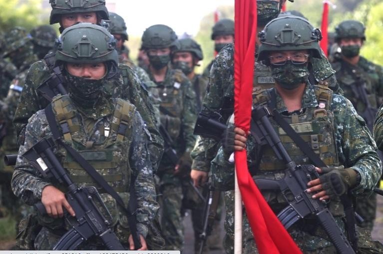 Binh lính Đài Loan (Trung Quốc) tham gia một cuộc tập trận chống xâm lược trên bãi biển hồi tháng 9. (Ảnh: Reuters)