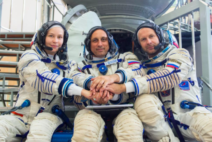 Nữ diễn viên Yulia Peresild (trái), phi hành gia Anton Shkaplerov (giữa) và đạo diễn Klim Shipenko lên ISS hôm 5/10. (ảnh: Roscosmos) 