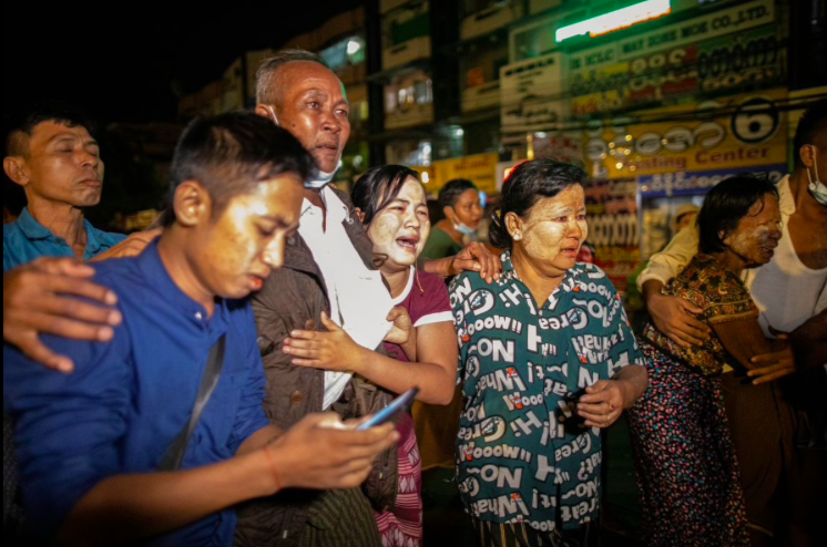 Người Myanmar vui mừng đón người thân được trả tự do (Ảnh: Reuters)