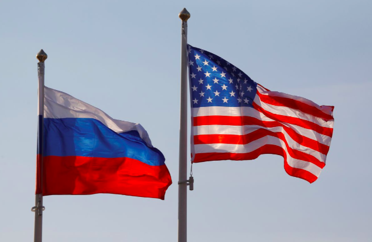 Quốc kỳ của Mỹ và Nga tại sân bay quốc tế Vnukovo ở thủ đô Mátxcơva. (Ảnh: Reuters)