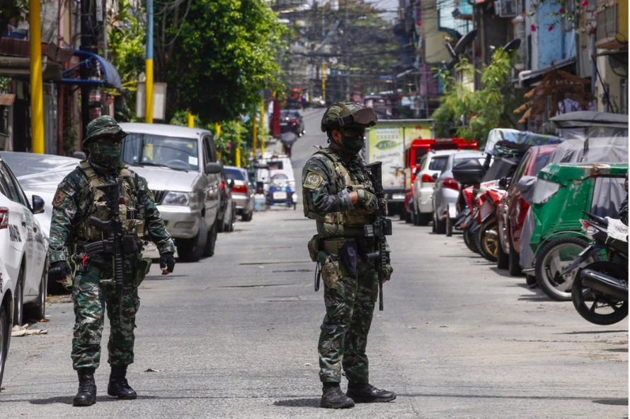 Cảnh sát tuần tra trên đường phố Philippines. (Ảnh: EPA)