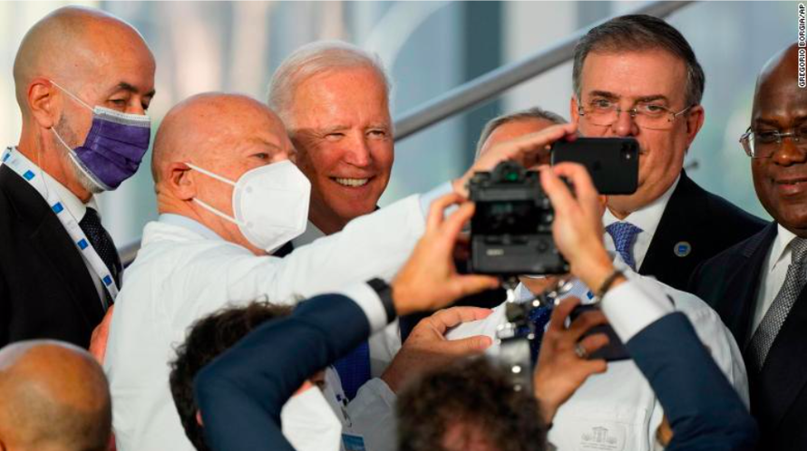 Tổng thống Mỹ Joe Biden chụp ảnh với các cán bộ y tế và lãnh đạo thế giới nhân dịp thượng đỉnh G20 tại Rome ngày 30/10. (Ảnh: CNN)