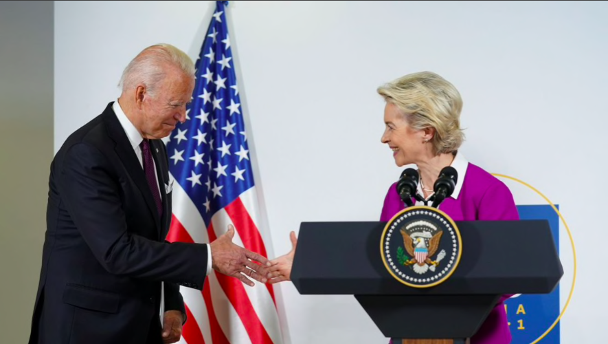 Tổng thống Mỹ Joe Biden và Chủ tịch Ủy ban châu Âu Ursula von der Leyen trong cuộc họp báo chung tại Roma (Ý). (Ảnh: Reuters)