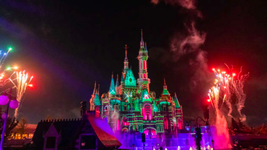 Màn biểu diễn ánh sáng trong công viên Disneyland Thượng Hải hôm 7/8. (Ảnh: Getty Images)