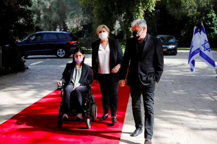 Bộ trưởng Năng lượng Israel Karine Elharrar ngồi xe lăn. (Ảnh: Reuters)