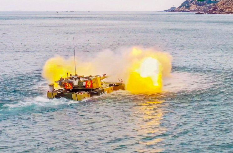 Hình ảnh tập trận bắn đạn thật trên biển Hoa Đông được quân đội Trung Quốc công bố. 