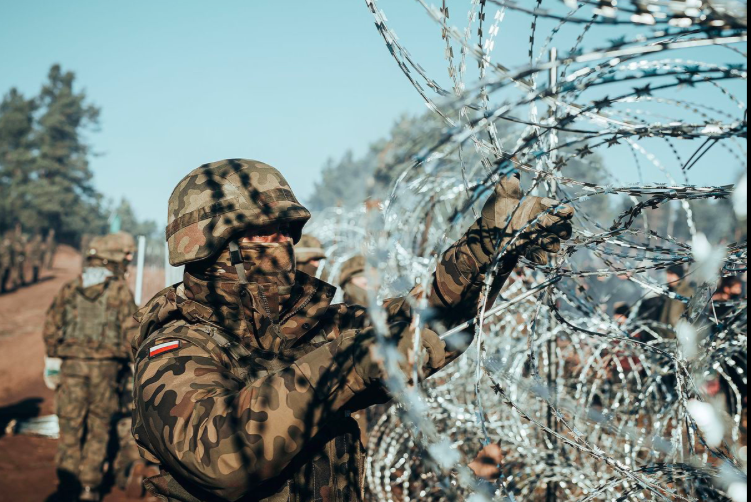 Binh lính Ba Lan canh gác dọc biên giới với Belarus. (Ảnh: Reuters)