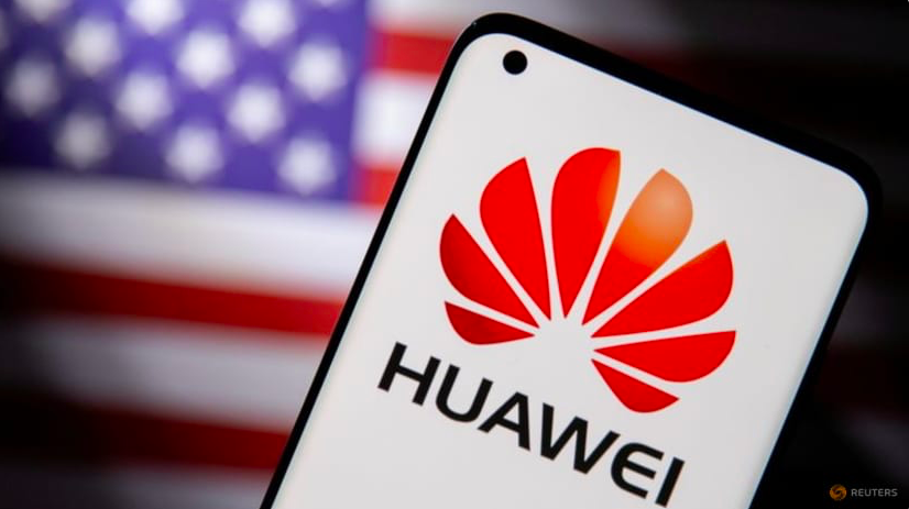 Một chiếc smartphone có logo của Huawei. (Ảnh: Reuters)