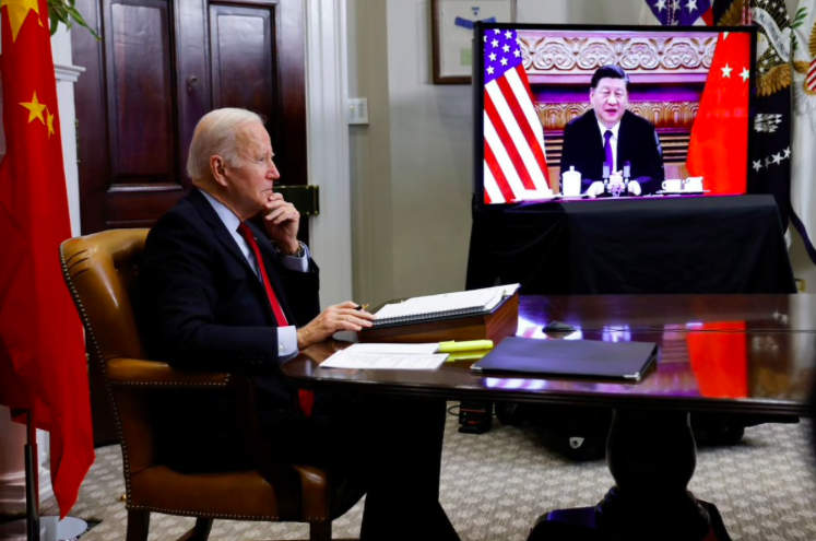Tổng thống Mỹ Joe Biden trong cuộc gặp nhà lãnh đạo Trung Quốc qua màn hình. (Ảnh: Reuters)