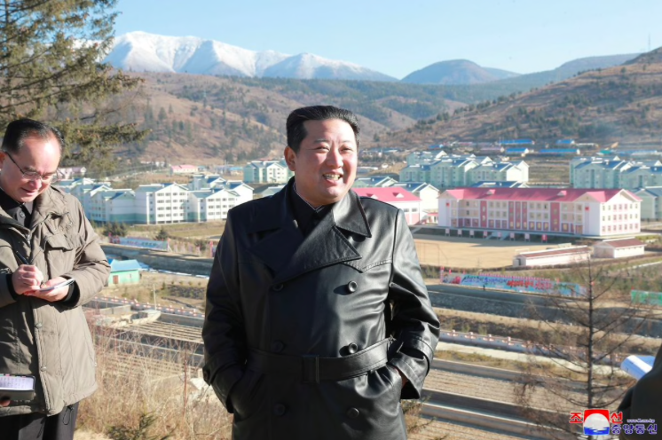 Ông Kim Jong Un trong chuyến thăm thành phố kiểu mẫu trên núi. (Ảnh: KCNA)