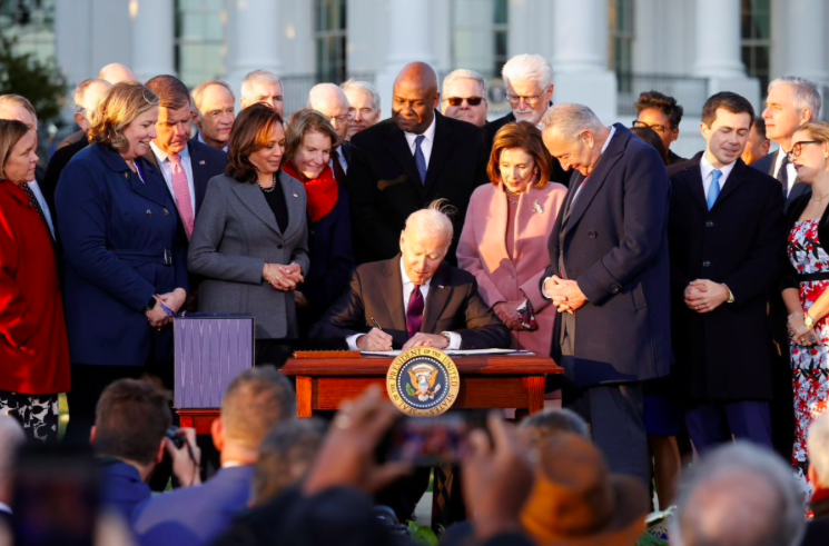 Khoảnh khắc vui mừng của cả hai đảng Mỹ khi ông Biden ký dự luật hạ tầng thành luật. (Ảnh: Reuters)