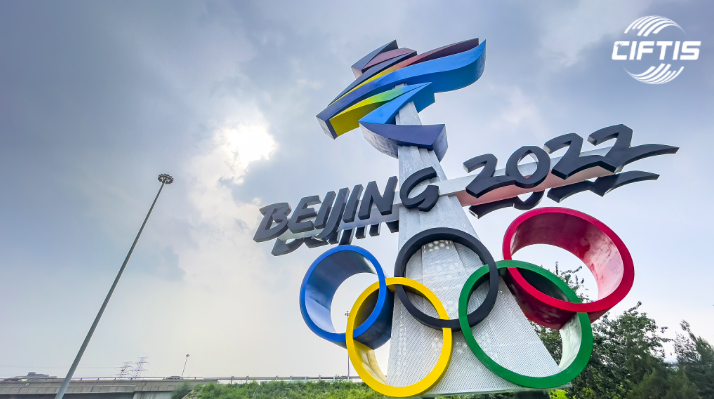 Một biểu tượng Olympic và Paralympic được dựng lên ở Bắc Kinh để chào đón sự kiện thể thao thế giới vào đầu năm sau. (Ảnh: CGTN)