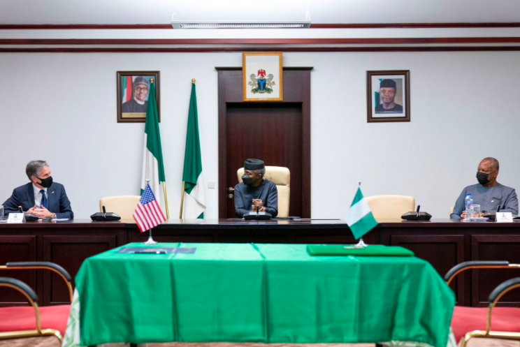 Ngoại trưởng Mỹ Antony Blinken trong cuộc gặp Phó Tổng thống Nigeria Yemi Osinbajo và Ngoại trưởng Geofrey Onyeama ngày 18/11. (Ảnh: Reuters)